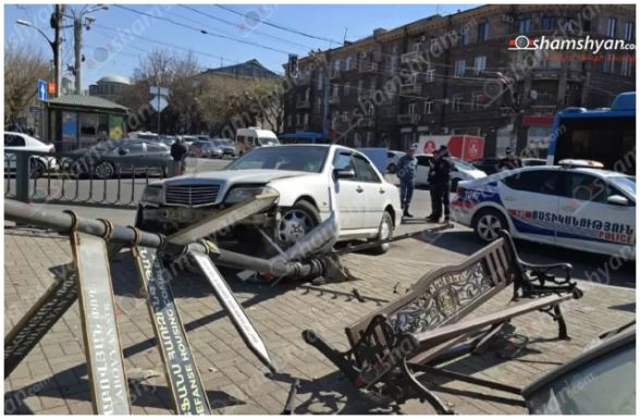 Աբովյան-Իսահակյան փողոցների խաչմերուկում բախվել են երթուղային ավտոբուսն ու «Mercedes»-ը. վերջինն էլ կոտրել է երկաթե ճաղավանդակն ու ցուցանակը և հայտնվել մայթին. կան տուժածներ